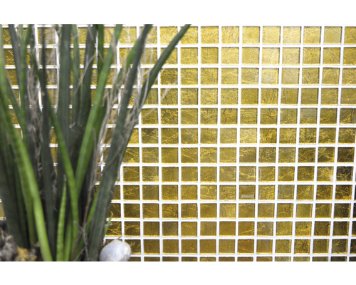 Zlaté mozaikové dlaždice s rastlinami