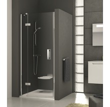 Bezrámový sprchovací kút so sprchovacou stoličkou a sprchovacou batériou v moderne navrhnutej kúpeľni.