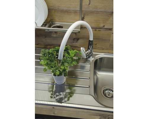 Kuchynský drez s vodovodnou batériou a kvetináčom s bylinkami