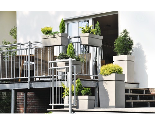 Balkónová scéna s rôznymi osadenými kvetináčmi rôznych veľkostí a tvarov na balkóne s posedením.