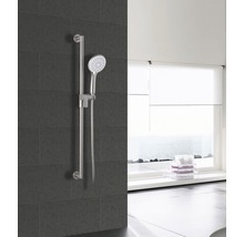 Sprchový set s ručnou sprchou a sprchovou tyčou na obkladanej stene v kúpeľni.