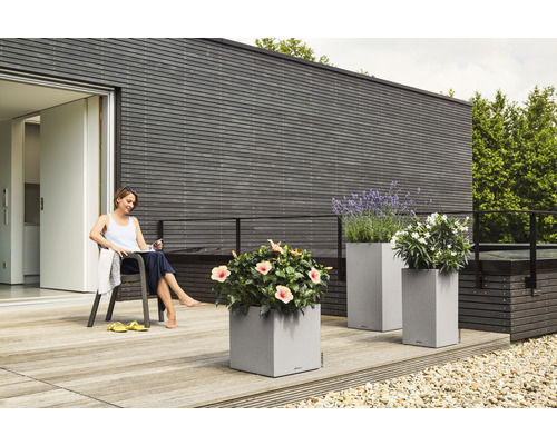 Terasa s kvetináčmi a relaxujúcou ženou