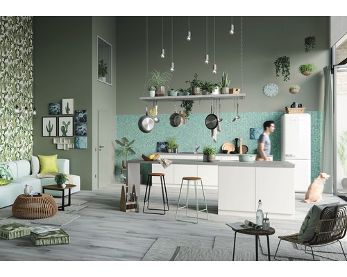 Svetlá obývacia izba s obývacou časťou a kuchynským kútom s kuchynským ostrovom, sedacími stoličkami a dekoráciou