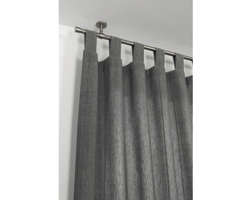 Sivý záves s pútkami na záclonovej tyči