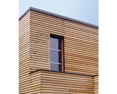 Fasáda s dreveným obkladom a oknom