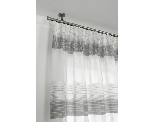Záclona s pruhovaným vzorom na záclonovej tyči