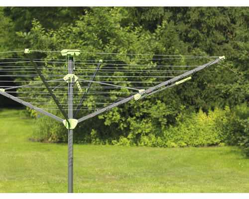 Otočný sušiak na bielizeň na vonkajšie sušenie bielizne.