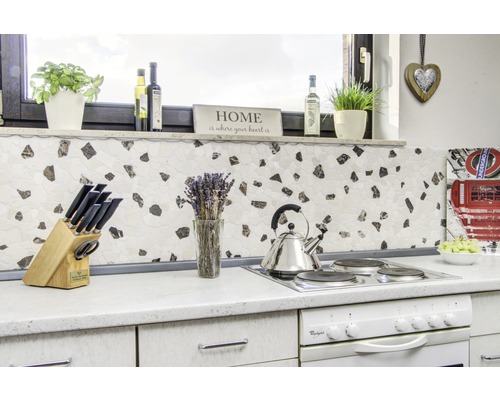 Kuchynská scéna s varnou doskou, drezom, blokom nožov a dekoráciou