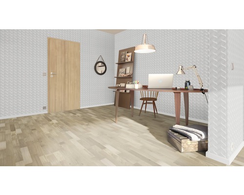 Svetlá pracovňa so stolom, stoličkou, policami a dverami