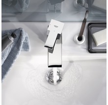 Fotografia umývadla s vodovodnou batériou Grohe, z ktorej tečie voda