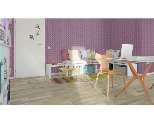 Kancelária so stolom, stoličkou a fialovou tapetou.