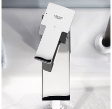 Moderný vodovodný kohútik v kúpeľni s logom Grohe