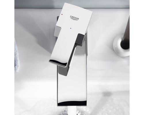 Moderný vodovodný kohútik v kúpeľni s logom Grohe