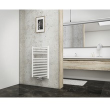 Moderná kúpeľňa s bielym rebríkovým radiátorom na uteráky na stene