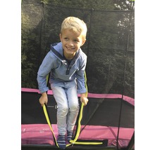 Chlapec lezie na záhradnú trampolínu s bezpečnostnou sieťou
