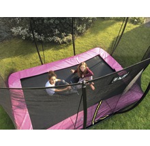 Obdĺžniková záhradná trampolína s bezpečnostnou sieťou a dvoma deťmi