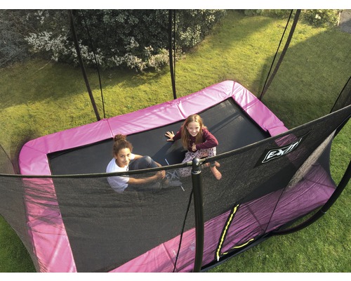Obdĺžniková záhradná trampolína s bezpečnostnou sieťou a dvoma deťmi