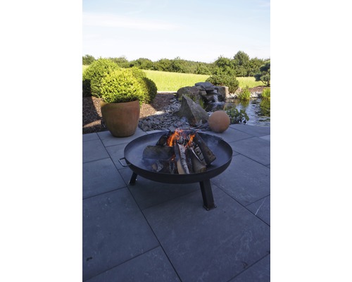 Ohnisko s horiacim drevom v záhrade