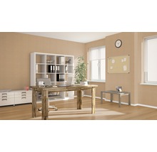 Kancelária so stolom, kancelárskou stoličkou, policami a nástenkou vo svetlej miestnosti.