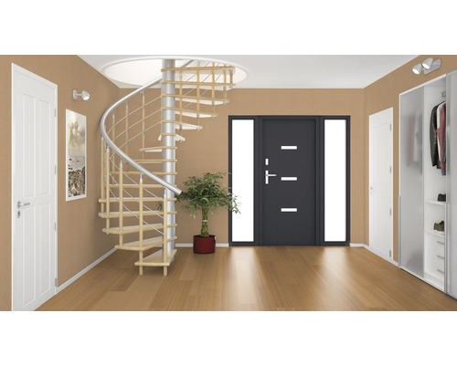 Interiér s točitým schodiskom, dverami a šatňou