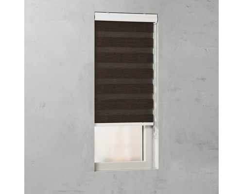 Okno s hnedou dvojitou roletou na zatemnenie