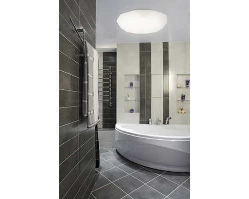 Moderná kúpeľňa s vaňou, obkladmi a držiakom na uteráky