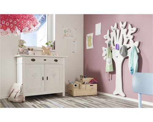 Detská izba s komodou, šatňou v tvare stromu a truhlice na hračky.