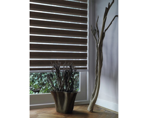 Interiérový pohľad s oknom a hnedou pruhovanou roletou duo, ktorá zaisťuje reguláciu svetla a súkromie