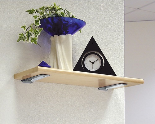 Polica s dekoratívnymi prvkami a trojuholníkovými hodinami na stene