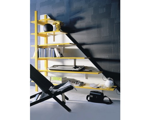 Žltá polica s rôznymi predmetmi v miestnosti.