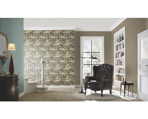 Obývacia izba s kvetinovou tapetou, kreslom a knižnicou pre štýlový interiér