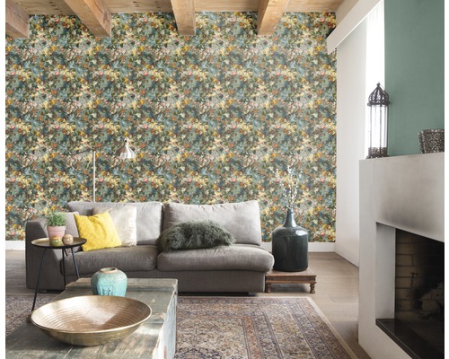 Obývacia izba s kvetinovou tapetou, pohovkou a kobercom.