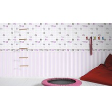 Zdobená detská izba s tapetou, rebrinovým rebríkom, trampolínou a sedacím vakom.