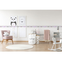 Svetlá detská izba s nábytkom, dekoráciami a obrázkami zvierat