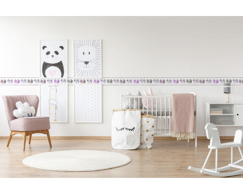 Svetlá detská izba s nábytkom, dekoráciami a obrázkami zvierat