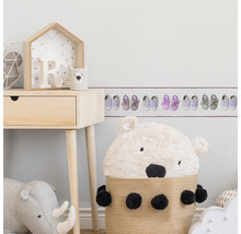 Detská izba s bordúrou s motívom topánok, písacím stolom a hračkami