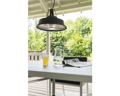 Závesný žiarič nad záhradným stolom s nápojmi a časopisom pre vonkajšiu terasu.
