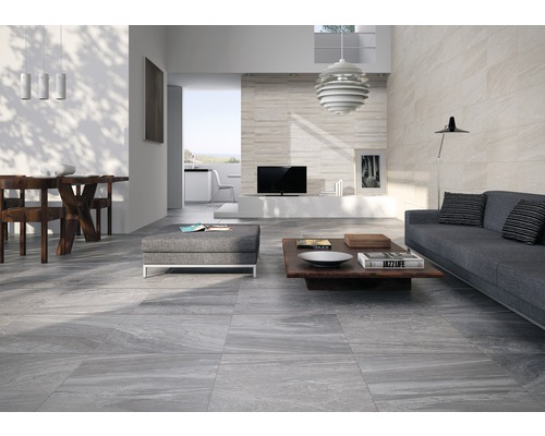 Svetlá obývacia izba s pohovkou, stolom a dlažbou