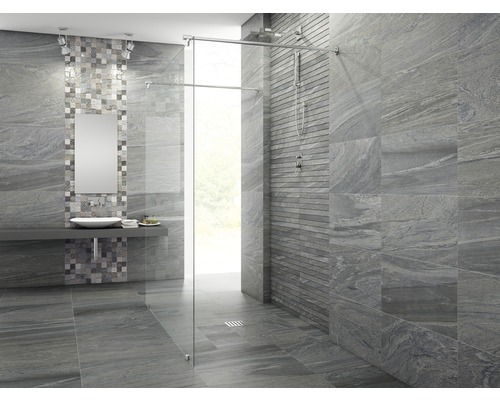 Moderná kúpeľňa so sivými dlaždicami, sprchou so sklenenou stenou a umývadlom so zrkadlom