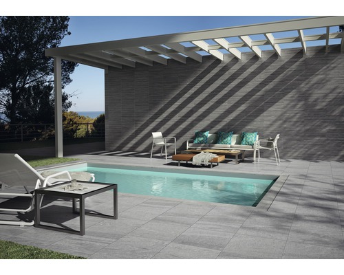 Terasa s bazénom, dlažba, obklad stien a posedenie pod pergolou.