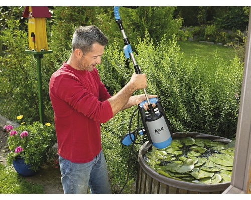 Muž obsluhuje jazierkové čerpadlo for_q v záhradnom jazierku