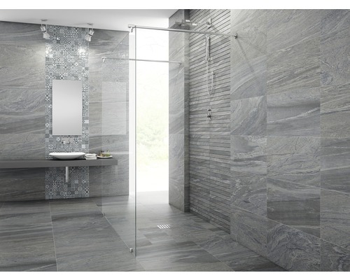 Kúpeľňa so sivými obkladmi, umývadlom, zrkadlom a sprchovacím kútom so sklenenou stenou