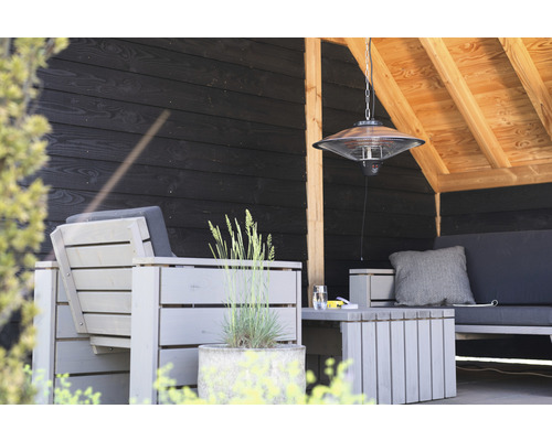 Scéna terasy s ohrievačom, sedením a dekoráciami