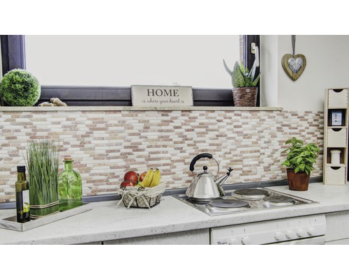 Svetlá kuchyňa s mozaikovými obkladmi, varnou doskou, ovocím, čajovou kanvicou a dekoráciami