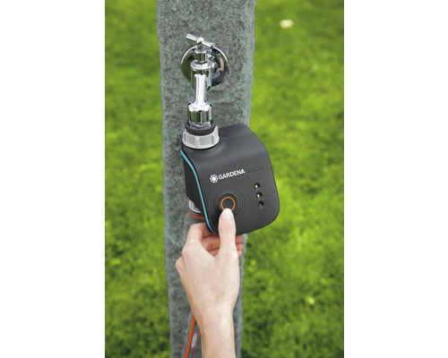 Zavlažovací počítač Gardena na vodovodnom kohútiku ovládaný rukou