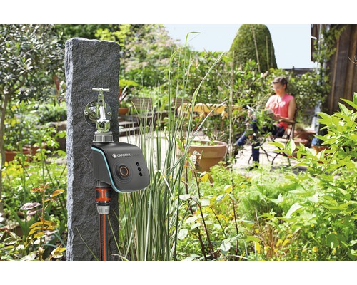 Riadiaca jednotka zavlažovania Gardena na vodovodnom kohútiku v záhrade