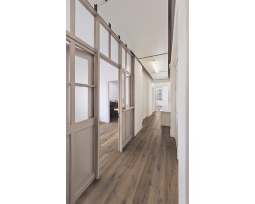 Chodba s drevenou podlahou a priechodom