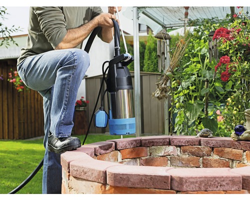 Muž s ponorným čerpadlom v záhradnej studni