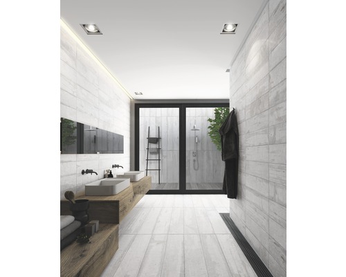 Moderná kúpeľňa s umývadlami, zrkadlom, obkladmi a sprchou.