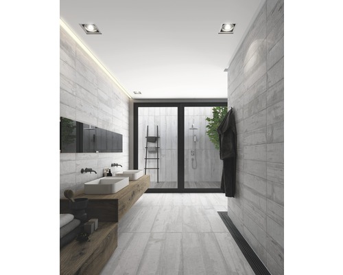 Moderná kúpeľňa s dvojitým umývadlom, drevenou skrinkou a sprchovacím kútom v úrovni podlahy